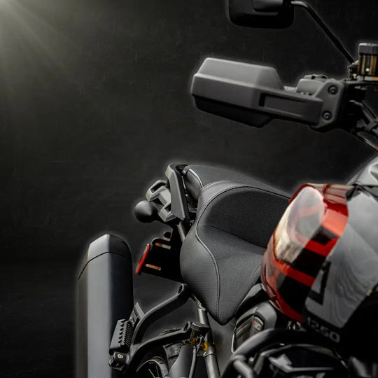 Seat Concepts Komfort-Sitzbank Harley-Davidson Pan America 1250, Black Sandpaper, Seiten Black Carbon Fiber (Abbildung zeigt Standardhöhe)