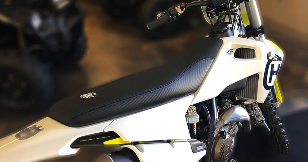 Seat Concepts Komfort-Sitzbank Husqvarna FE / TE / FC / TC, Black Semi-Grip, Seiten Black Carbon Fiber, Naht blau
