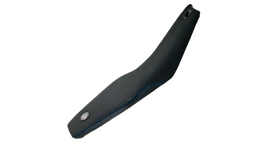 Seat Concepts Komfort-Sitzbank Husqvarna FE / TE / FC / TC, Black Sandpaper, Seiten Black Carbon Fiber, Naht blau