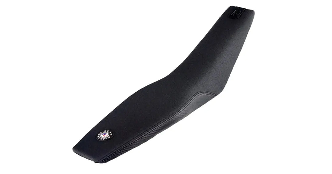Seat Concepts Komfort-Sitzbank Husqvarna FE / TE / FC / TC, Black Semi-Grip, Seiten Black Carbon Fiber, Naht schwarz (Abbildung zeigt Standardhöhe)
