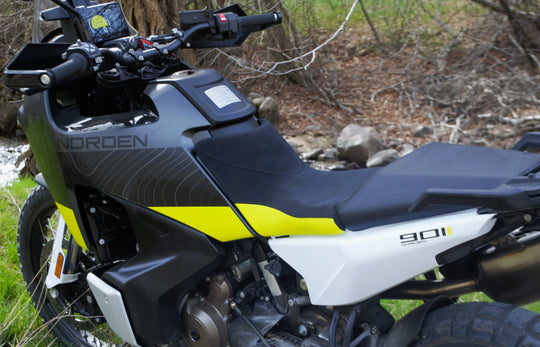 Seat Concepts Komfort Foam &amp; Cover Kit Husqvarna Norden 901, Black Diamante, Seiten Yellow Neon Luna, montiert