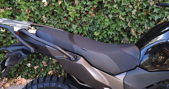 Seat Concepts Komfort Foam &amp; Cover Kit Kawasaki Versys-X 300, Black Semi-Grip, Seiten Black Vinyl