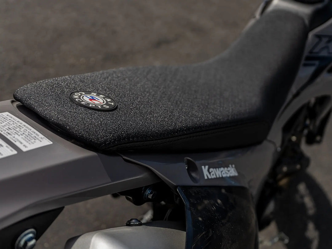 Seat Concepts Komfort-Sitzbank Kawasaki KLX230R S, Black Sandpaper, Seiten Black Carbon Fiber