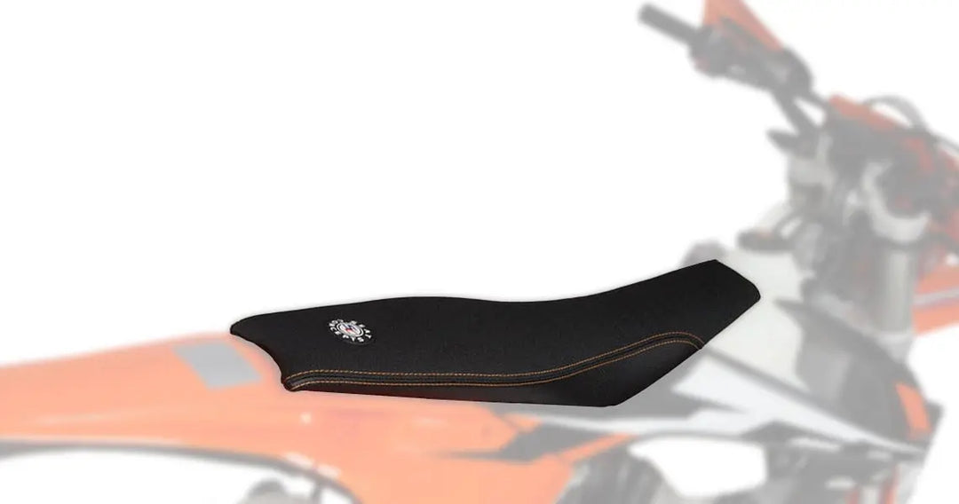Seat Concepts Komfort-Sitzbank KTM EXC-F / EXC / SX-F / SX, Black Semi-Grip, Seiten Black Carbon Fiber, Naht schwarz