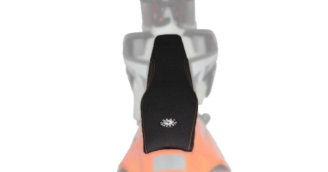 Seat Concepts Komfort-Sitzbank KTM EXC-F / EXC / SX-F / SX, Black Semi-Grip, Seiten Black Carbon Fiber, Naht orange (Abbildung zeigt Standardhöhe)