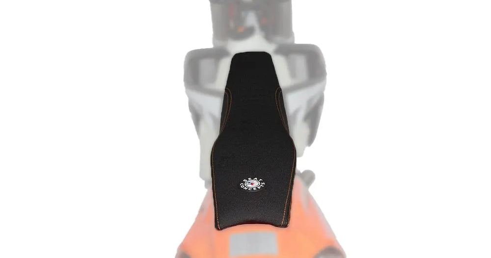 Seat Concepts Komfort-Sitzbank KTM EXC-F / EXC / SX-F / SX, Black Semi-Grip, Seiten Black Carbon Fiber, Naht orange