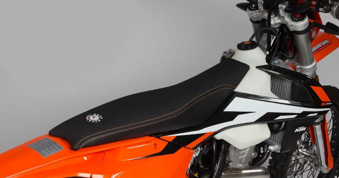 Seat Concepts Komfort-Sitzbank KTM EXC-F / EXC / SX-F / SX, Black Semi-Grip, Seiten Black Carbon Fiber, Naht schwarz