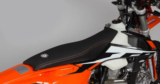 Seat Concepts Komfort-Sitzbank KTM EXC-F / EXC / SX-F / SX, Black Semi-Grip, Seiten Black Carbon Fiber, Naht schwarz