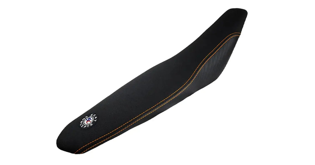 Seat Concepts Komfort-Sitzbank KTM EXC-F / EXC / SX-F / SX, Black Sandpaper, Seiten Black Carbon Fiber, Naht orange