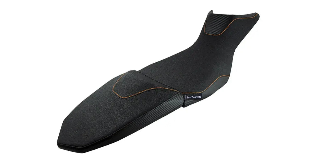 Seat Concepts Komfort Foam &amp; Cover Kit KTM 390 Adventure, Black Sandpaper, Seiten Black Carbon Fiber, Naht orange
