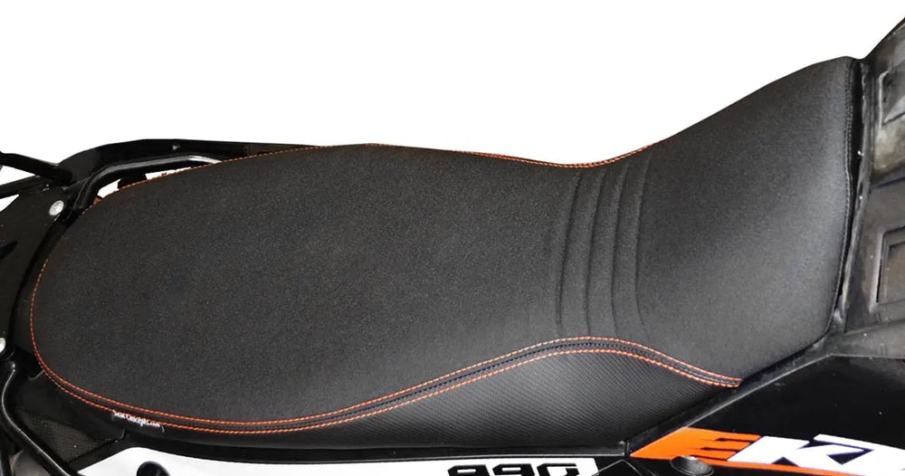 Seat Concepts Komfort Foam & Cover Kit KTM 950 / 990 Adventure, Black Sandpaper, Seiten Black Carbon Fiber, Naht orange