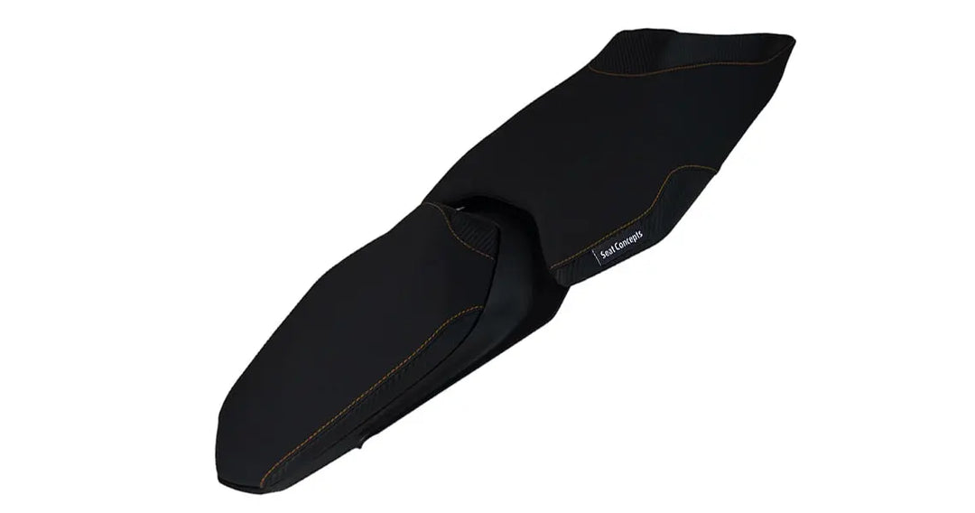 Seat Concepts Komfort Foam &amp; Cover Kit mit Soziusbezug KTM 790 / 890 Duke, Black Sandpaper, Seiten Black Carbon Fiber, Naht orange
