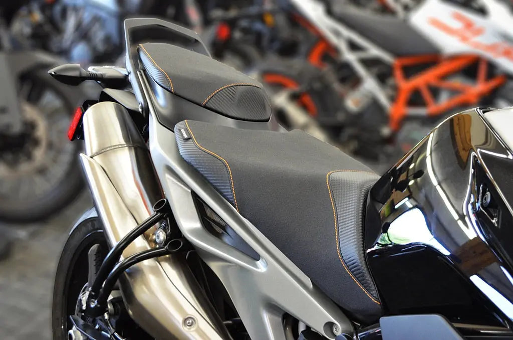 Seat Concepts Komfort Foam &amp; Cover Kit KTM 790 / 890 Duke, Black Sandpaper, Seiten Black Carbon Fiber, Naht orange