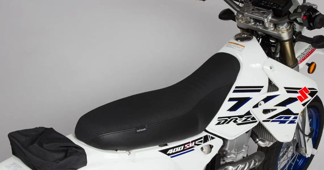 Seat Concepts Komfort-Sitzbank Suzuki DR-Z400, Black Sandpaper, Seiten Black Carbon Fiber