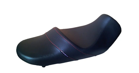 Seat Concepts Komfort Foam &amp; Cover Kit Suzuki V-Strom 650 / XT, Black Sandpaper, Seiten Black Carbon Fiber (Abbildung zeigt Standardhöhe)