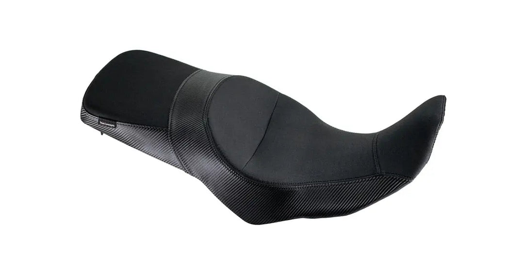 Seat Concepts Komfort Foam &amp; Cover Kit Suzuki V-Strom 800DE / V-Strom 800, Black Semi-Grip, Seiten Black Carbon Fiber