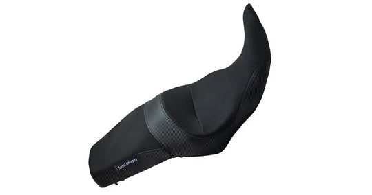 Seat Concepts Komfort Foam &amp; Cover Kit Suzuki V-Strom 800DE / V-Strom 800, Black Sandpaper, Seiten Black Carbon Fiber (Abbildung zeigt Standardhöhe)