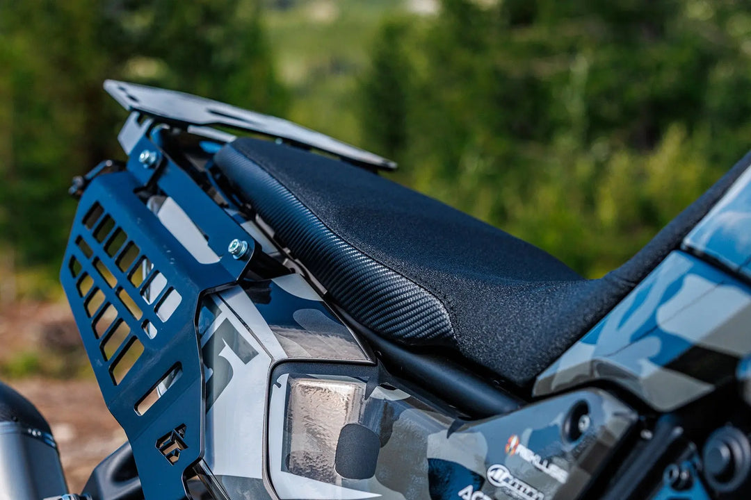 Seat Concepts Komfort-Sitzbank Yamaha Tenere 700, Black Sandpaper, Seiten Black Carbon Fiber