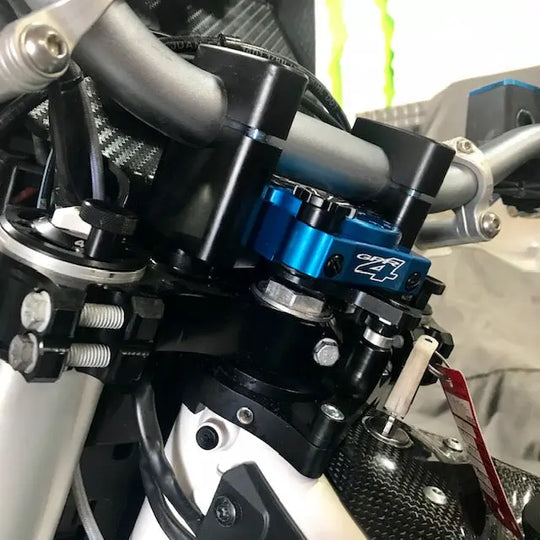Lenkungsdämpfer GPR V5D in Blau, montiert an einer Husqvarna 701 Enduro