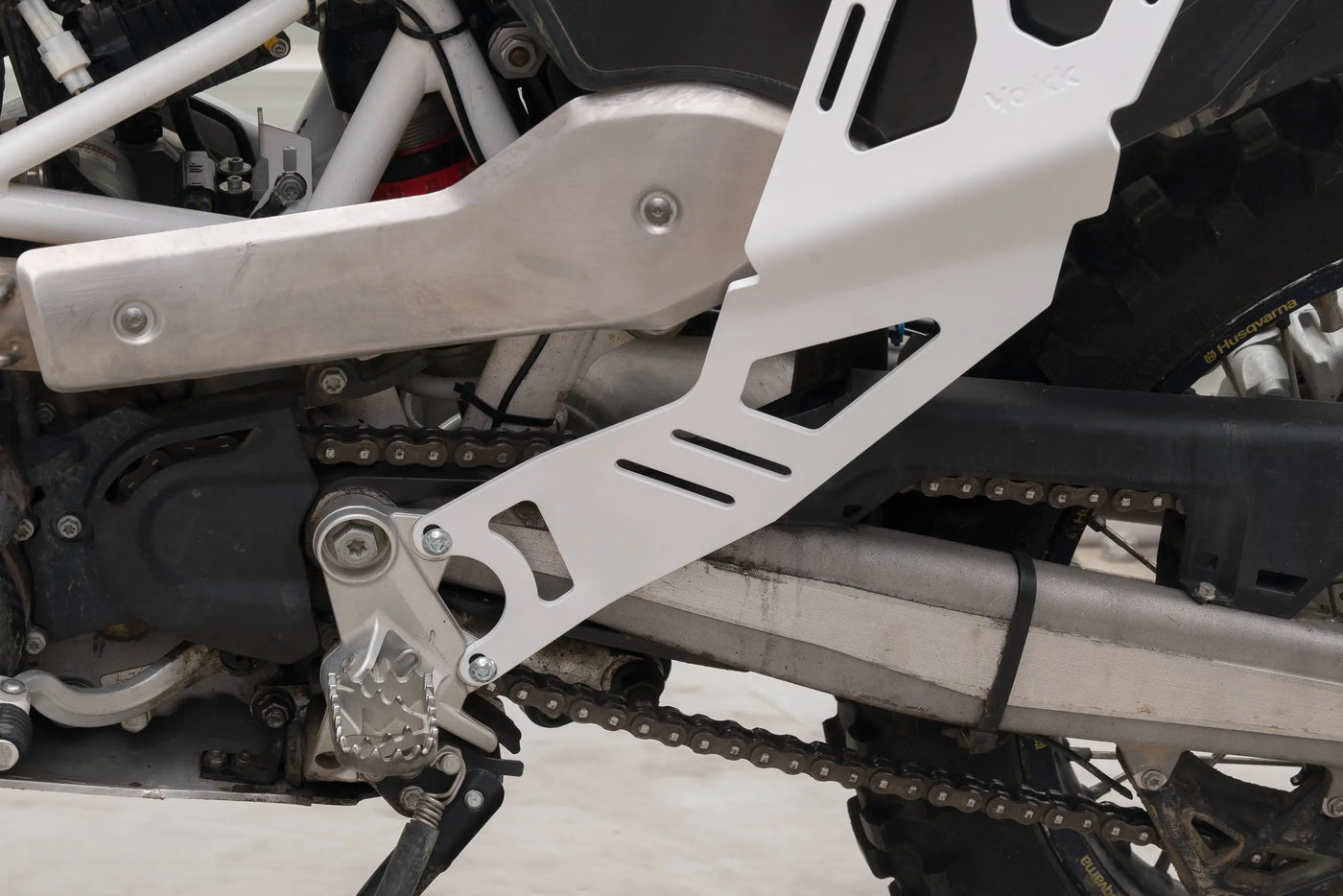 Yakk EXP Seitenträger weiß für Softgepäck für Husqvarna 701